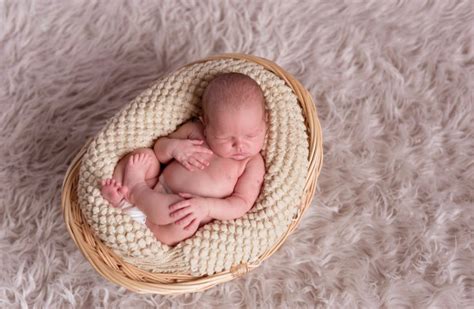 naujagimis miega be pagalvės