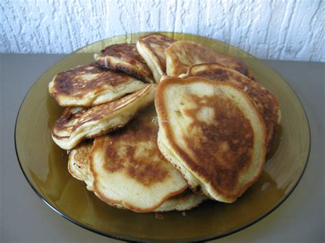 Keptuvėje kepantys maži bananiniai blynukai