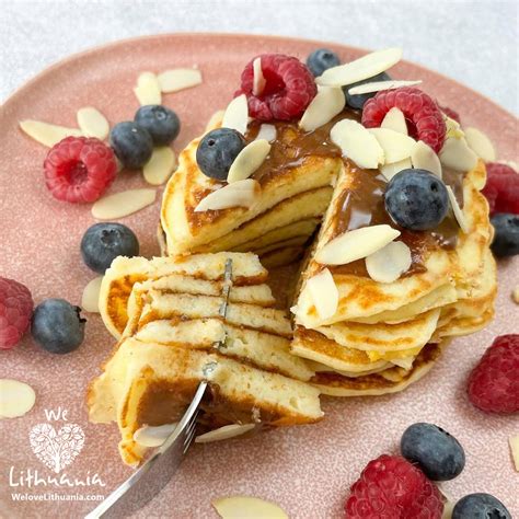 Bananiniai blynai su jogurtu ir vaisiais