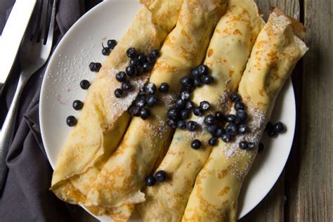 Įvairūs blynelių ingredientai ant stalo