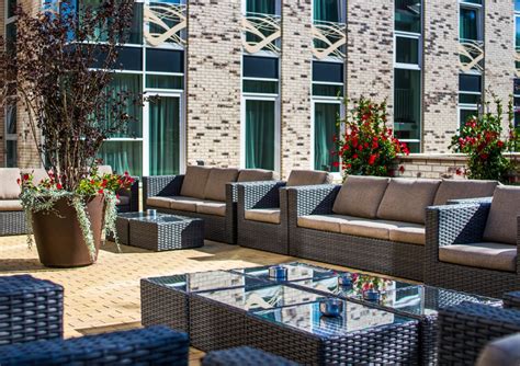 Šeima mėgaujasi pusryčiais su blyneliais