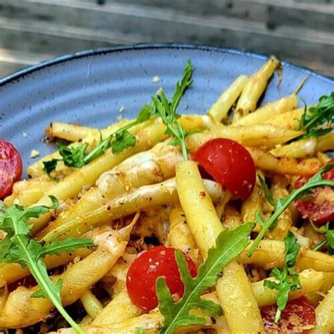 Keptos šparaginės pupelės su džiūvėsėliais ir sūriu