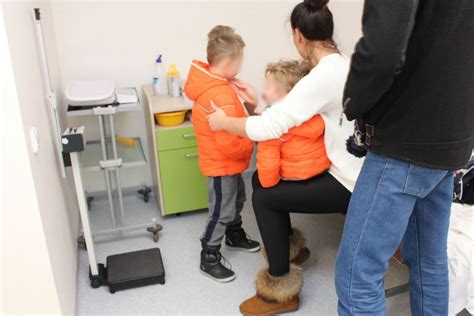 gydytojas apžiūri vaika