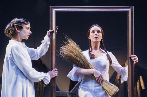 Aktorių ansamblis spektaklyje 