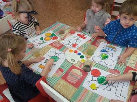 vaikai su geometrinėmis figūromis