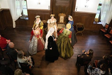 Moters ranka su akmeniniu žiedu