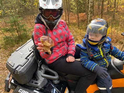 Vyras su šalmu ant keturračio gamtoje