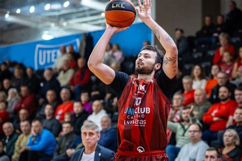 Vyras žaidžiantis krepšinį lauke