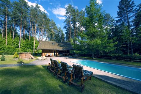 Gražus viešbučio vaizdas su baseinu