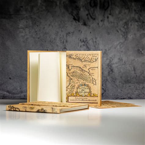 Stilinga užrašų knyga ir rašiklis ant stalo