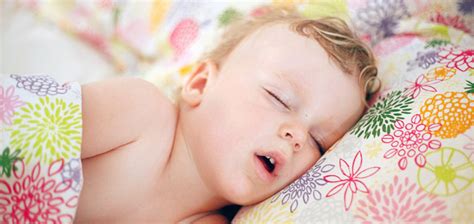 kūdikis miega vilnos miegmaišyje