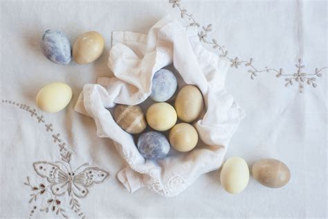 Natūralūs velykinių kiaušinių dažymo ingredientai