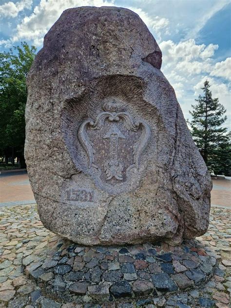 Paminklinis akmuo Laukstėnuose