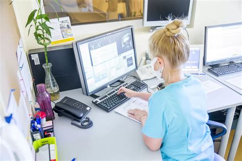 Gydytojas rašo nedarbingumo pažymėjimą