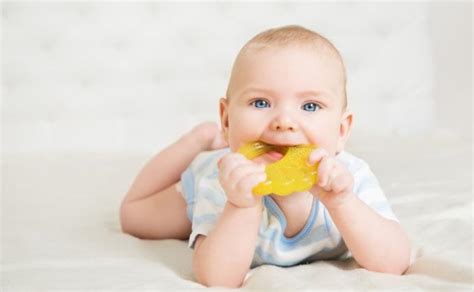 kūdikis kramto kramtuką