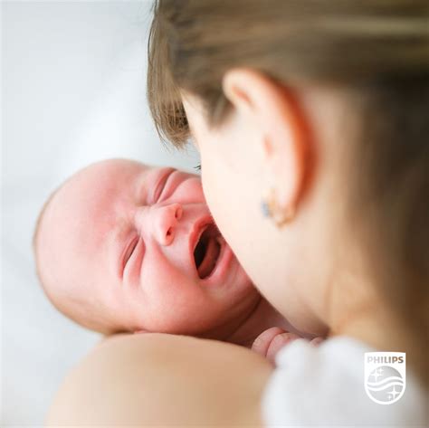 moteris ramina verkiantį kūdikį