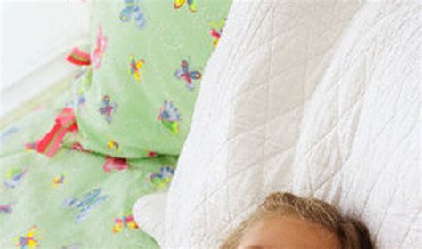 Vaikas miega šalia česnako