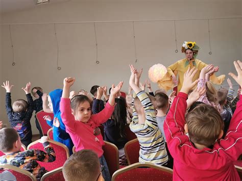 Vaikai dainuoja ir šoka aplink saulę