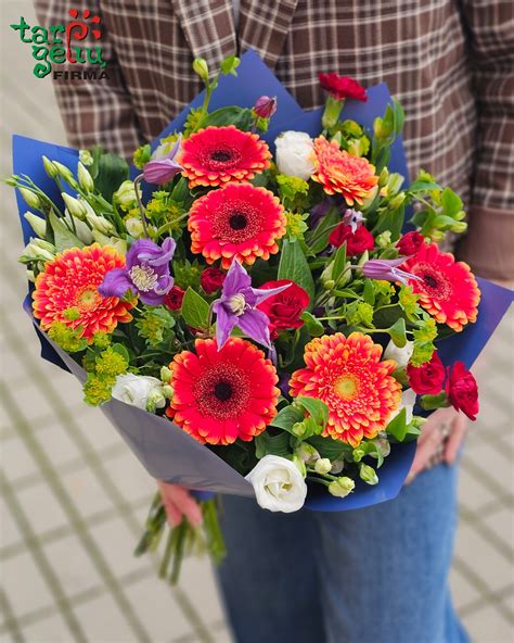 Spalvinga gėlių puokštė