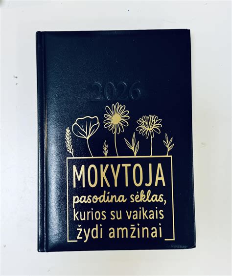 Mokytoja su knyga ir šypsena