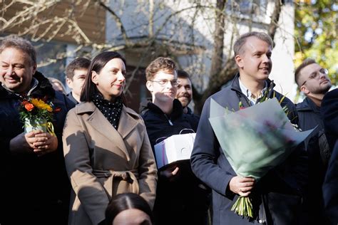 Mokytojas su klase, švenčiantis gimtadienį
