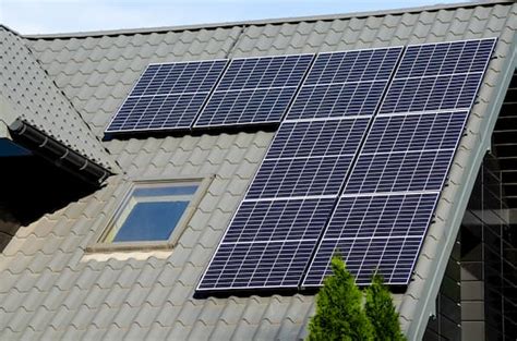 Saulės elektrinės instaliacija ant pastato stogo