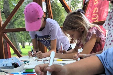 vaikai spalvina paveiksliukus