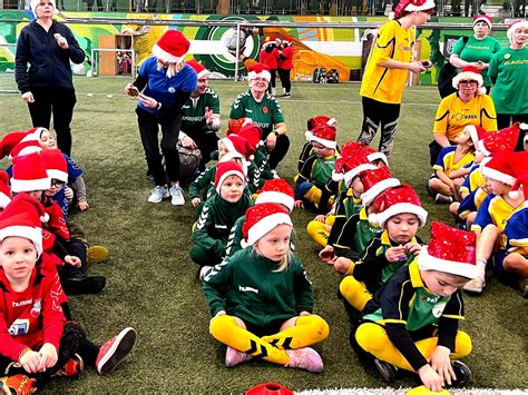 vaikai apdovanojami „Advento futboliuko“ turnyre