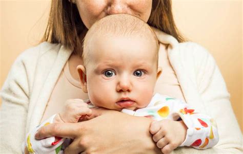 Kaip teisingai apžioja kūdikis krūtį