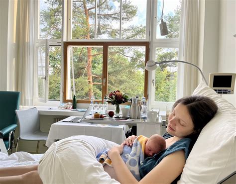 Mama su naujagimiu ligoninėje