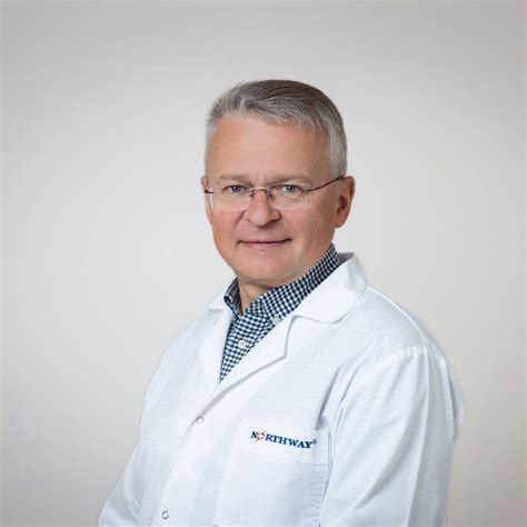 vaikų ortopedas konsultuoja kūdikį