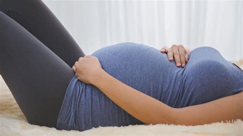 Nėščioji mankštinasi