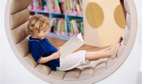 vaikas ir tėvai skaito knygą apie tai, iš kur atsiranda vaikai