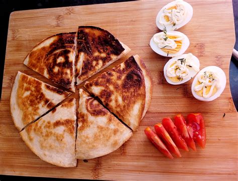 Keptuvėje kepama duona su kiaušiniu ir sūriu