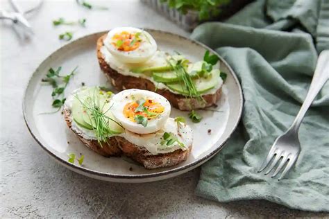 Keptas duonos gabalėlis su kiaušiniu, sūriu ir žalumynais