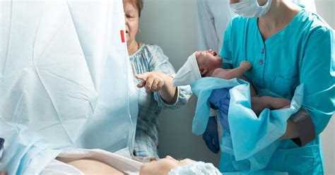 motinos ir naujagimio glėbys po cezario operacijos