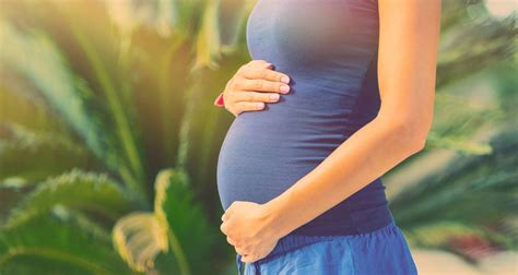 Nėščios moters ir vaisiaus vaizdas, iliustruojantis rūkymo žalą