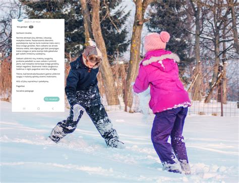 Vaikai žaidžia su sniegu darželio kieme