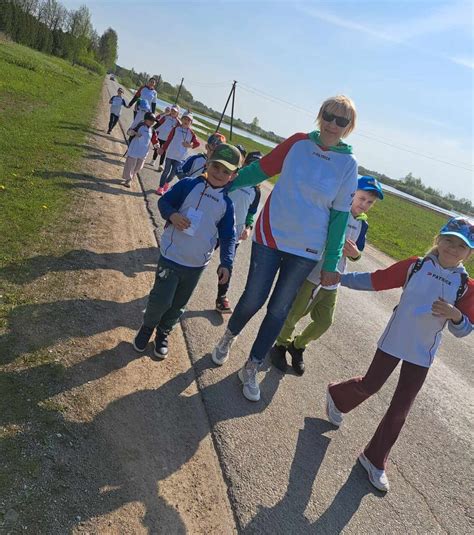 Vaikai dalyvauja orientavimosi sporto žygyje