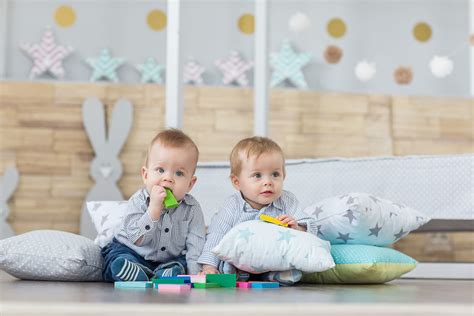 dvynukų pora su kūdikiais