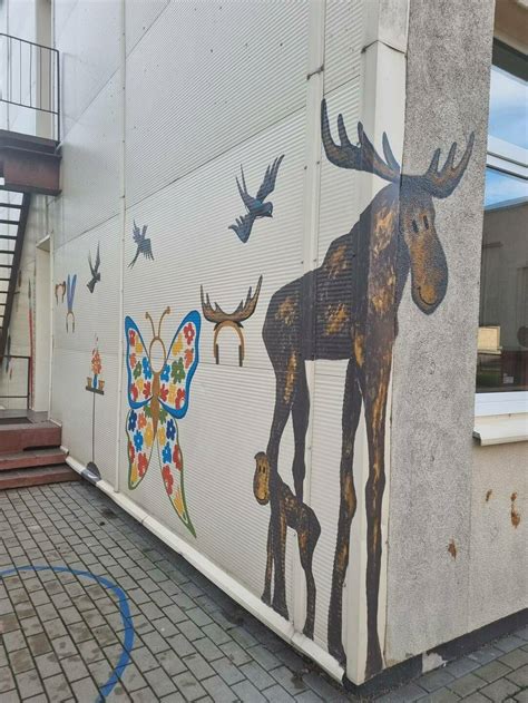 Vaikų piešiniai ant darželio sienų