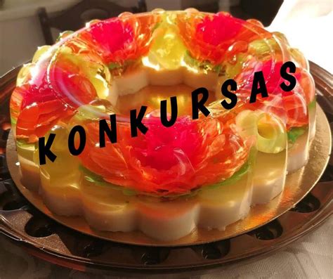 Šeima puošia tortą trispalvėmis spalvomis