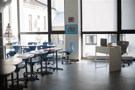 Erdvi, šiuolaikiška ir įkvepianti mokymosi aplinka su ergonomiškais baldais