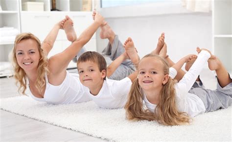 Vaikai daro rytinę mankštą