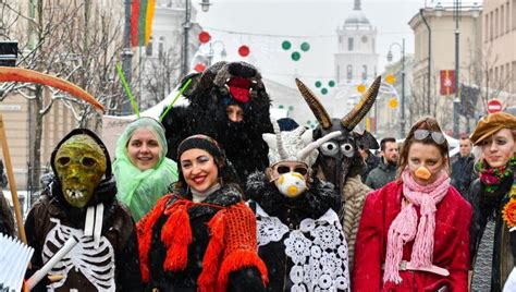 Vaikai Užgavėnių kostiumais