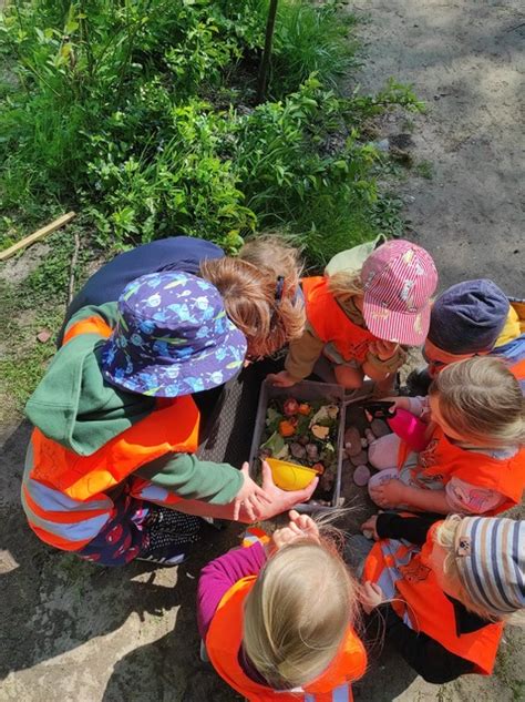 Miško darželio auklėtojai su vaikais