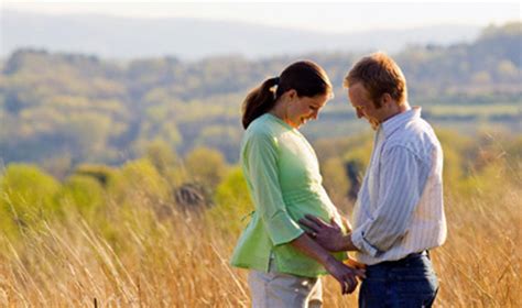 Nėščia moteris vaikšto parke