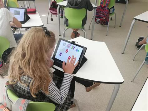 vaikai naudojasi edukacine programėle