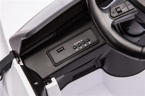 vaikiškas elektromobilis parduotuvėje