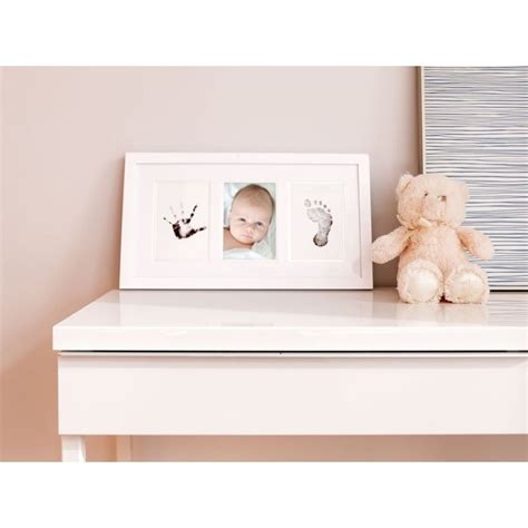 Moters rankos laikančios kūdikio batelius